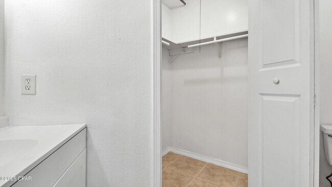 Building Photo - 4114 Holiday Dr