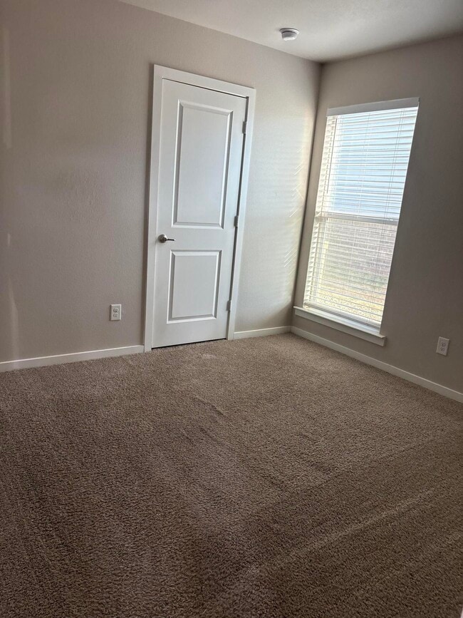 Building Photo - 13809 Paris