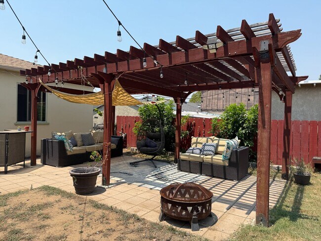 Building Photo - 3 Bedroom 2 Bathroom House Available Septe...