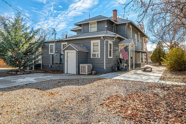 Building Photo - Renovated Upstairs 4-Bedroom, 2-Bath Apart...