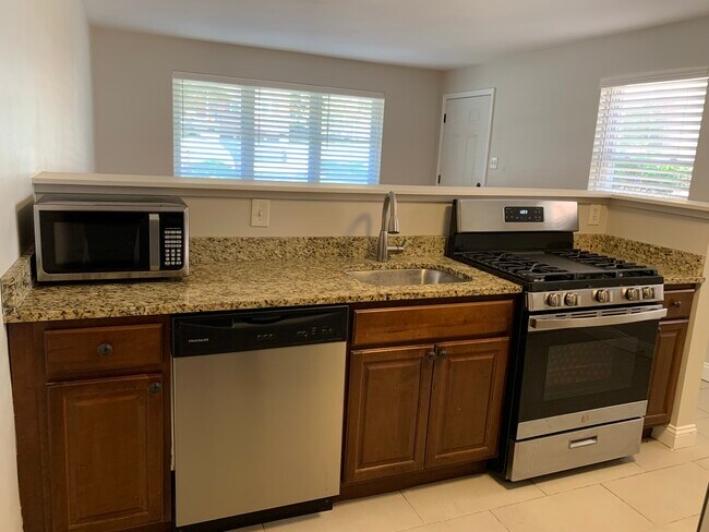 Building Photo - 1112 Moorlands Dr