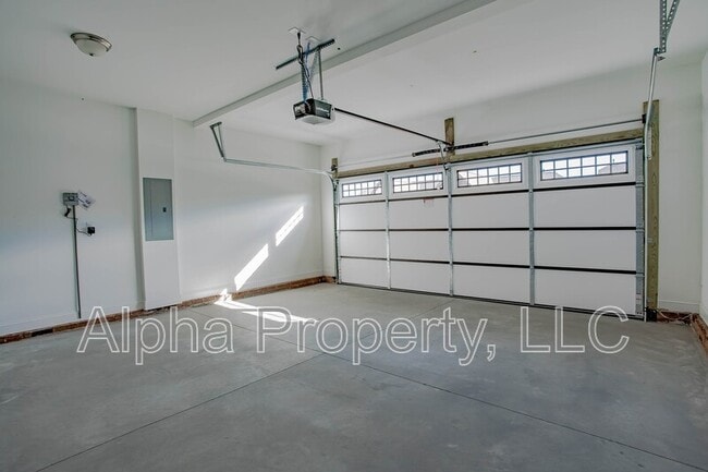 Building Photo - 104 Creekland Wy