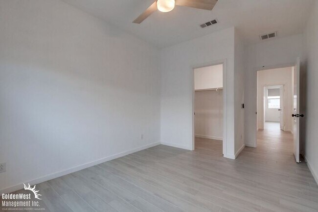 Building Photo - Stunning 3Bdm 2.5Ba Townhouse in Gated Com...