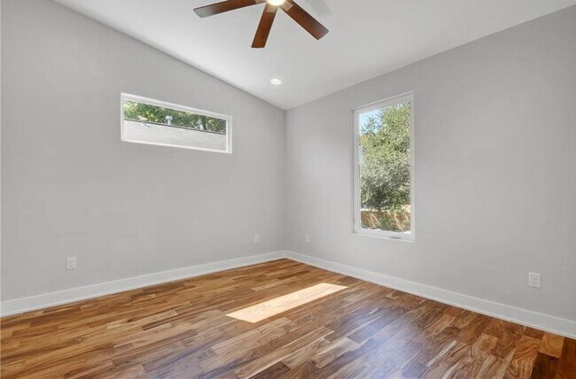 Building Photo - 1208 Kinney Ave