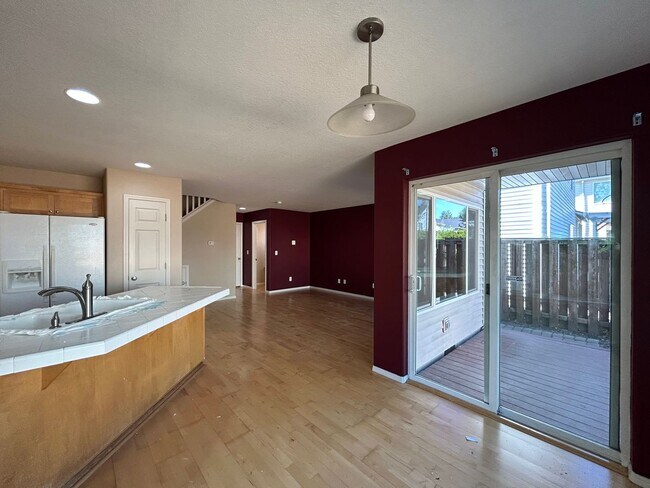 Building Photo - Gorgeous 4 Bed, 2.5 Bath House!