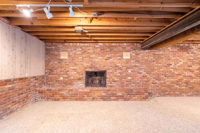 Building Photo - Single Family Home on almost an acre, 4 be...