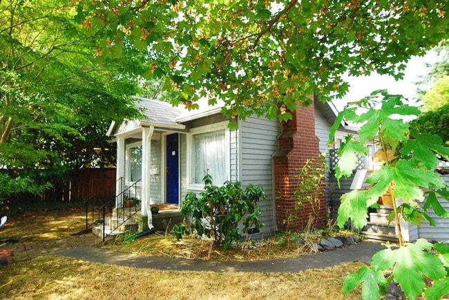 Building Photo - Charming Queen Anne Bungalow