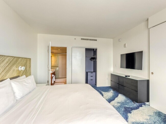 Building Photo - 3101 Bayshore Dr