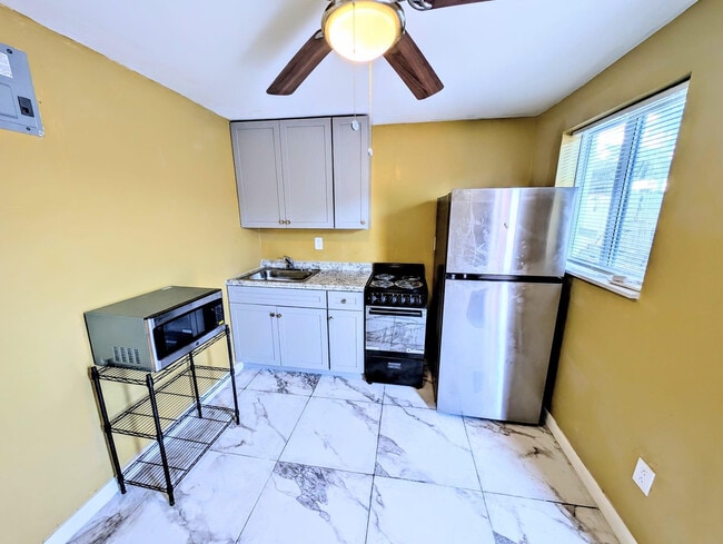 Building Photo - 2534 NW 73rd Ave