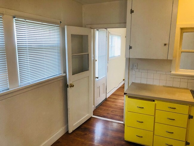 Building Photo - Freshly updated 3-bedroom 1 bath house off of River Rd. MOVE IN SPECIAL!