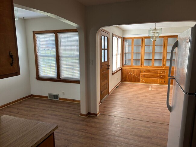 Building Photo - 122S