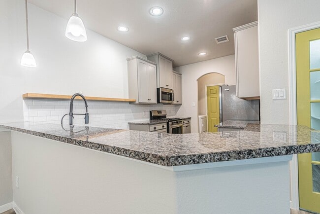 Building Photo - 165 Camelot Pl Ct