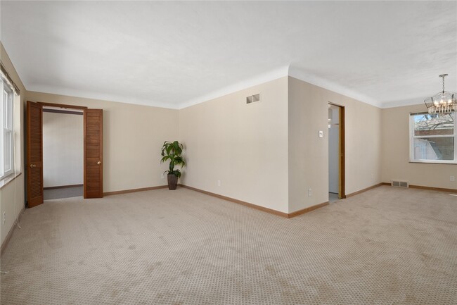 Building Photo - 17 Valley Dr