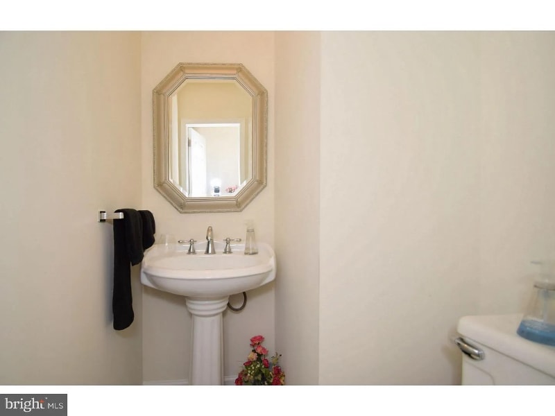 Building Photo - 386 W Valley Forge Rd