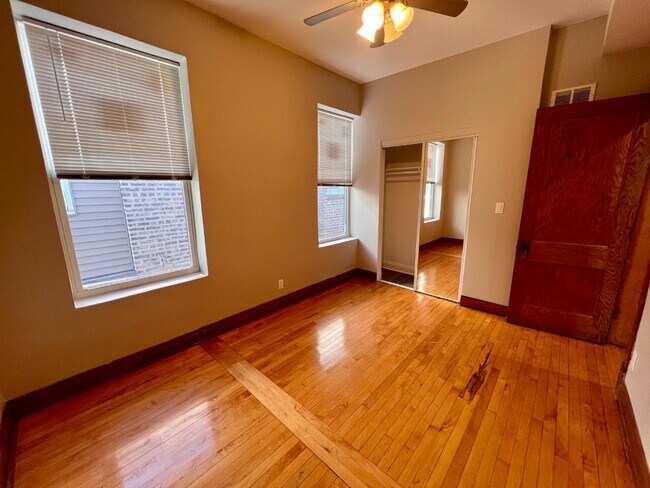 Building Photo - 3855 W Wrightwood Ave