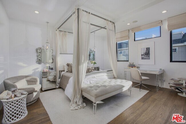 Building Photo - 2105 E Balboa Blvd