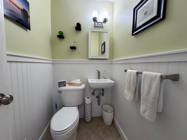 Building Photo - Lakefront Great Neck Home! 4/2.5 brick ranch in lovely Southern Point