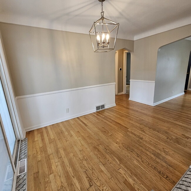 Building Photo - 3 Bedroom Bungalow w/ Hardwood Floors Clos...