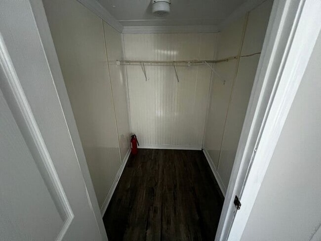 Building Photo - Spacious 4 Bedroom 3 Bathroom Home Located...