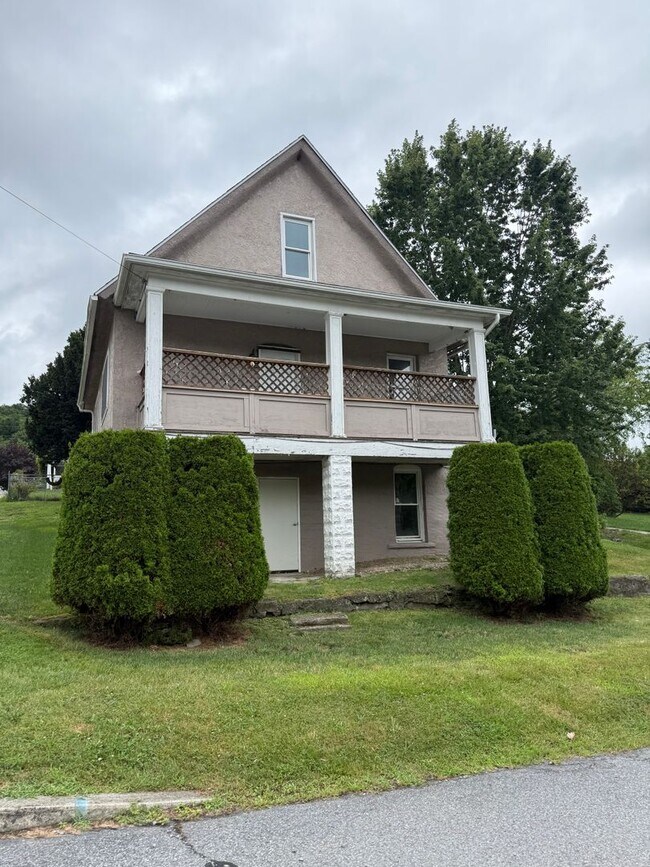 Building Photo - Scranton 3 Bedroom Single Family, Quiet Neighborhood, Gas Heat,