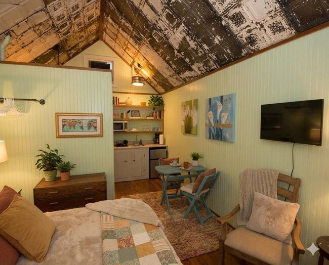 Building Photo - 607 Live Oak St