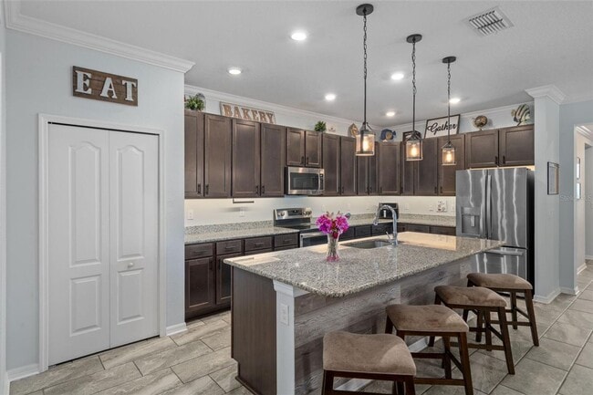 Building Photo - Beautiful 4bd 2ba Home plus a 3 Car Garage