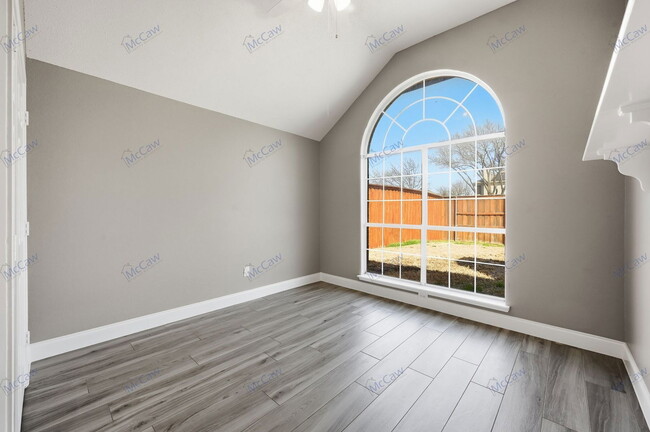 Building Photo - 1915 Paloma Way