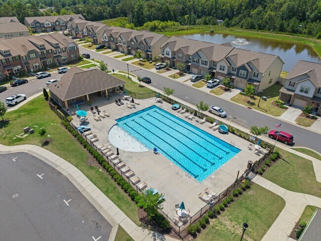 Building Photo - Beautiful 3 bed, 2.5 bath townhome in The ...