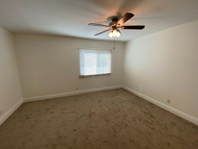 Building Photo - Quiet IB Townhome for Rent!