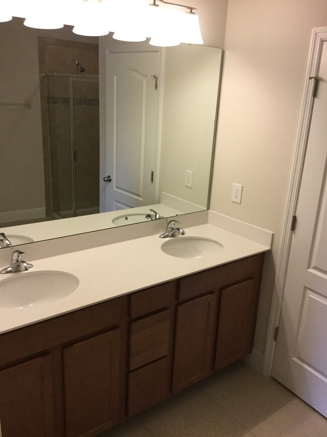 Building Photo - 3 bedroom, 2.5 bathrom townhome in Oviedo