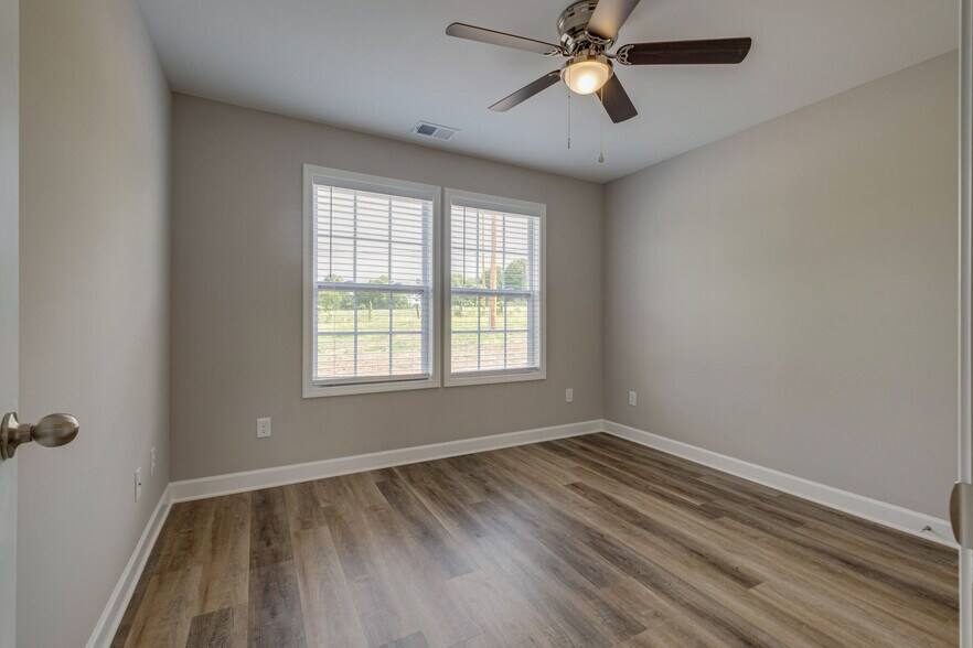 Building Photo - 648 S Tunnel Rd