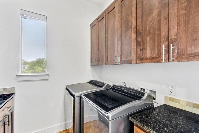 Building Photo - 1006 Lipan Trail