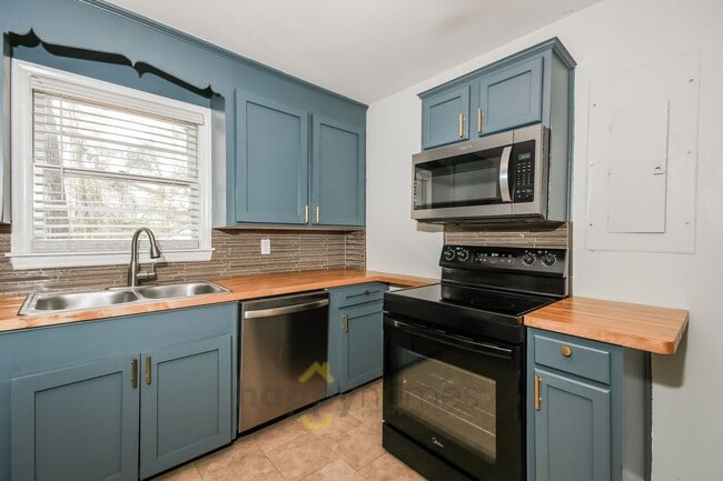 Building Photo - 3 Bedroom, 1 Bath Home in Castlewood of West Ashley