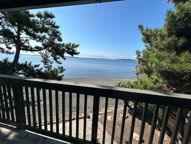 Building Photo - 2 Bedrooms on the Beach, W/D in Unit, Incr...