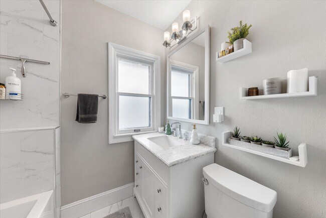 Building Photo - 2509-2511 N Cramer St