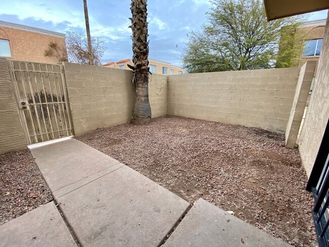 Building Photo - MOVE IN SPECIAL 3 Bedroom 1 Bathroom in Hallcraft Villas