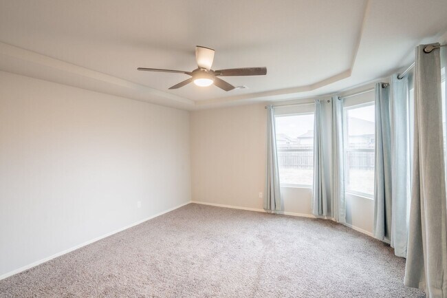 Building Photo - 4 bed/2 bath!