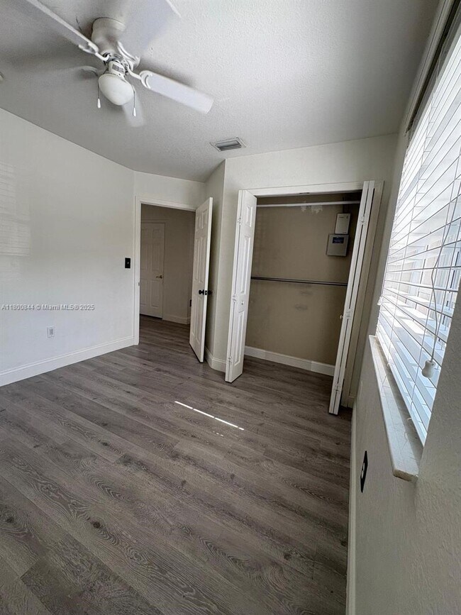 Building Photo - 11416 NW 93rd Ct