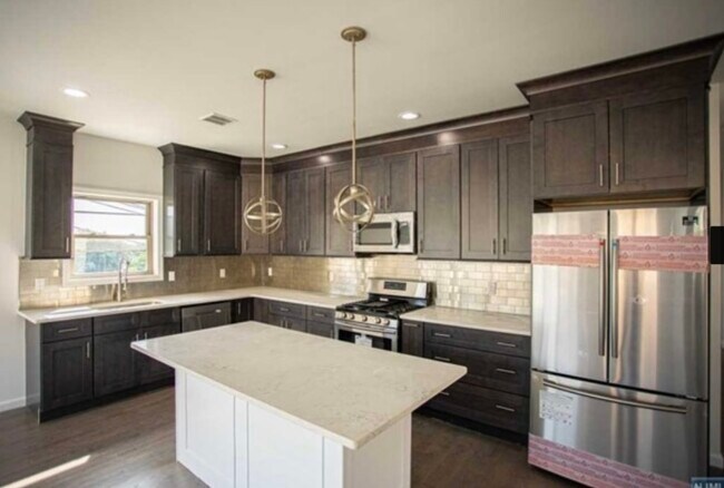 Building Photo - 5105 Meadowview Ave
