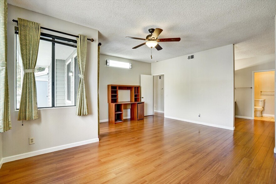 Building Photo - 3402 Pinewood Terrace
