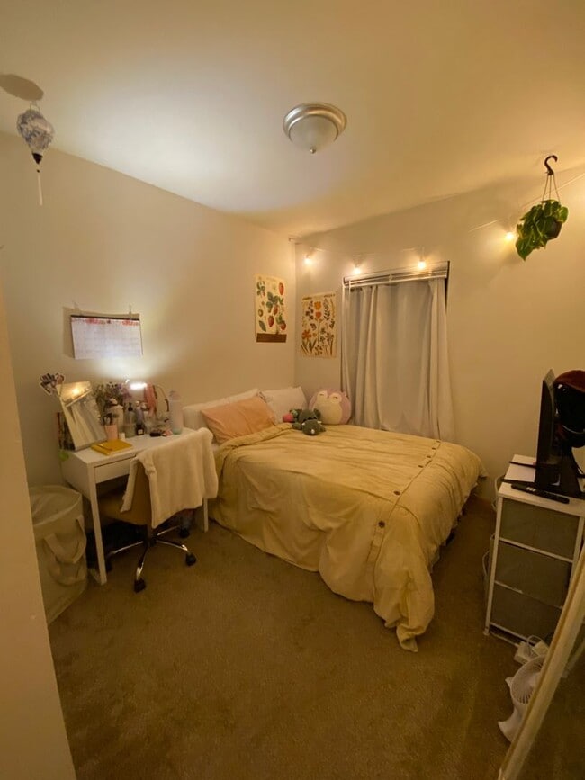 Building Photo - AVAILABLE NOW! 4 bed/2 bath House with Den...