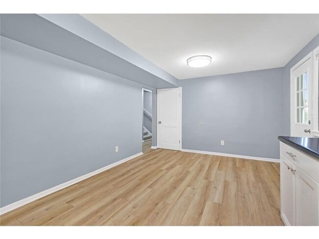 Building Photo - 6040 Hemlock Ln N