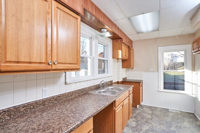 Building Photo - Large Firestone 4 Bed Brick Home