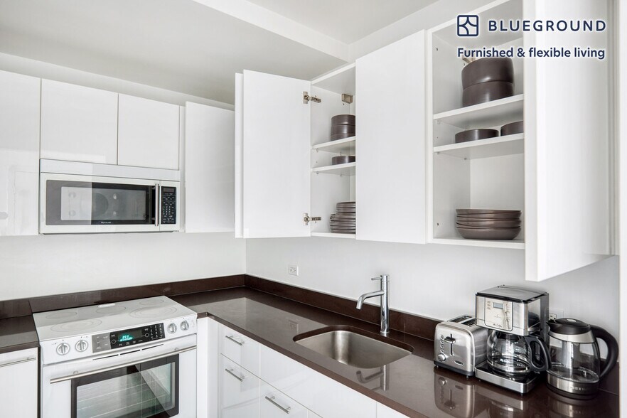 Building Photo - 212 W 91st St