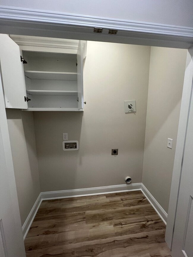 Building Photo - 3 Bed 2 Bath Home with Porches and Huge Ba...