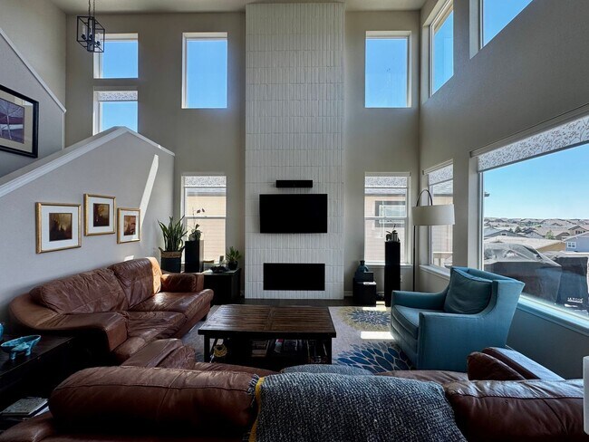 Building Photo - Stunning 5 Bedroom Home in Cordera with access to Community center with pool