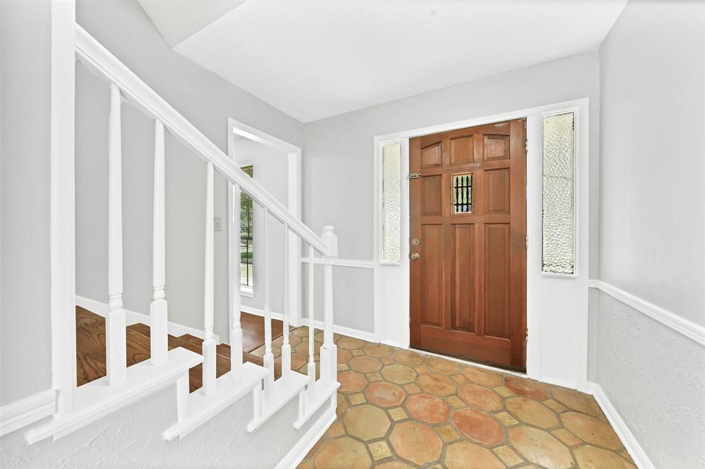 Front door and foyer area - 5703 Green Timbers Dr