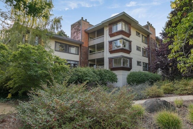 Building Photo - 1202 Sharon Park Dr