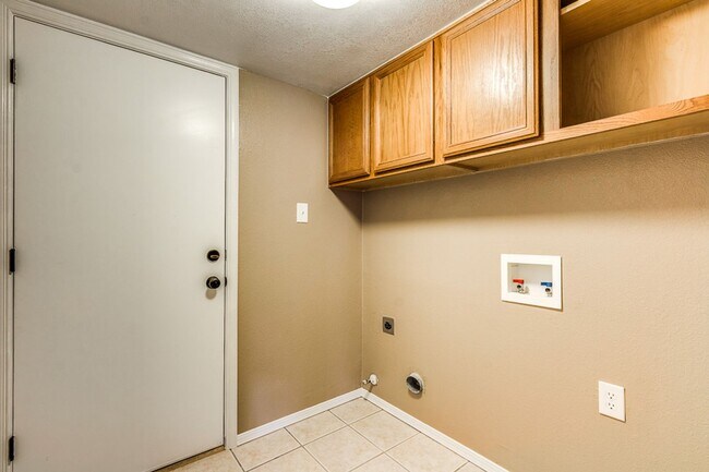 Building Photo - Charming 3-bedroom, 2.5-bathroom Home loca...