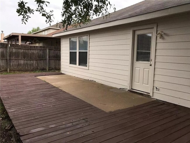 Building Photo - Updated 4 bed single Story home